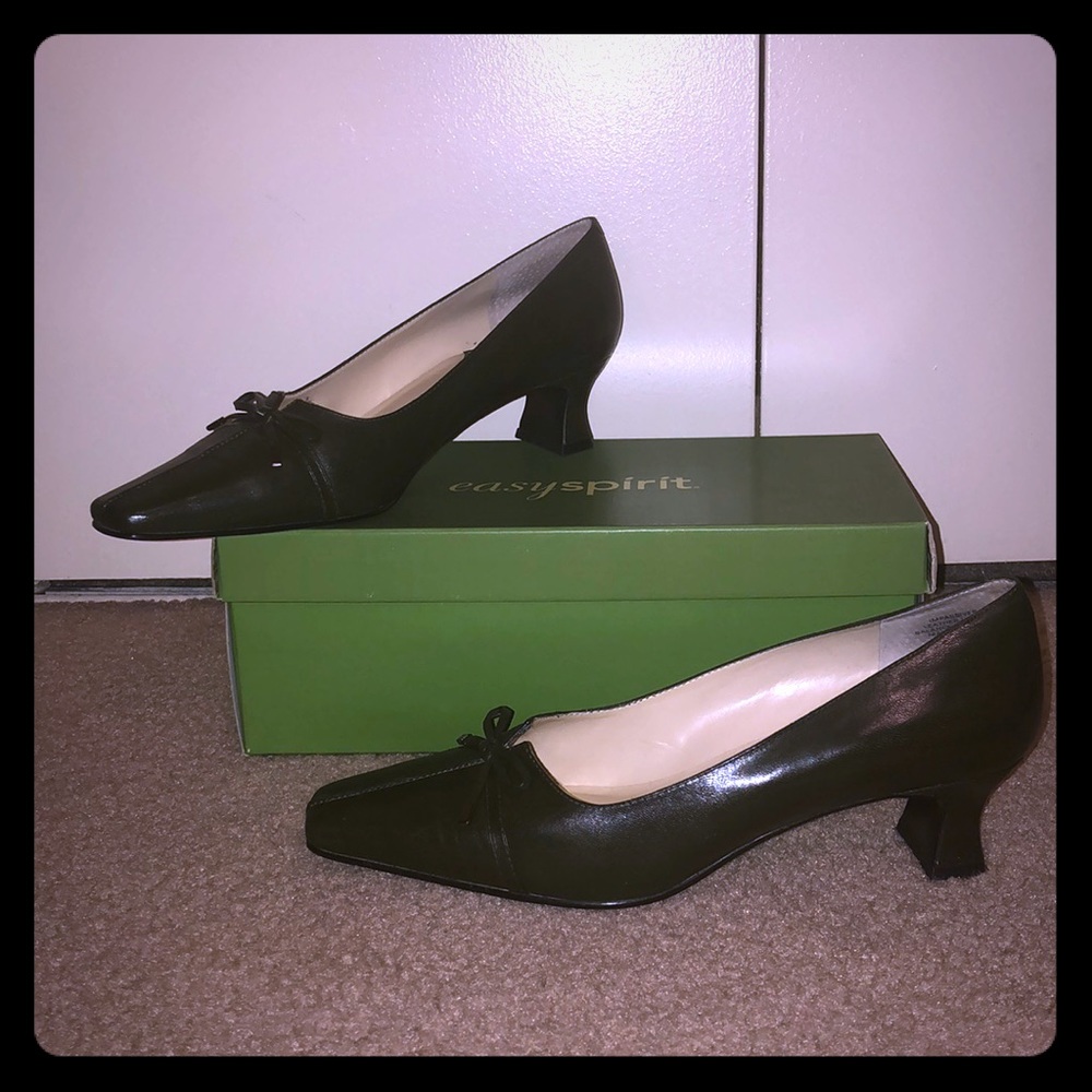 EUC Easy Spirit Olive Green Shoes